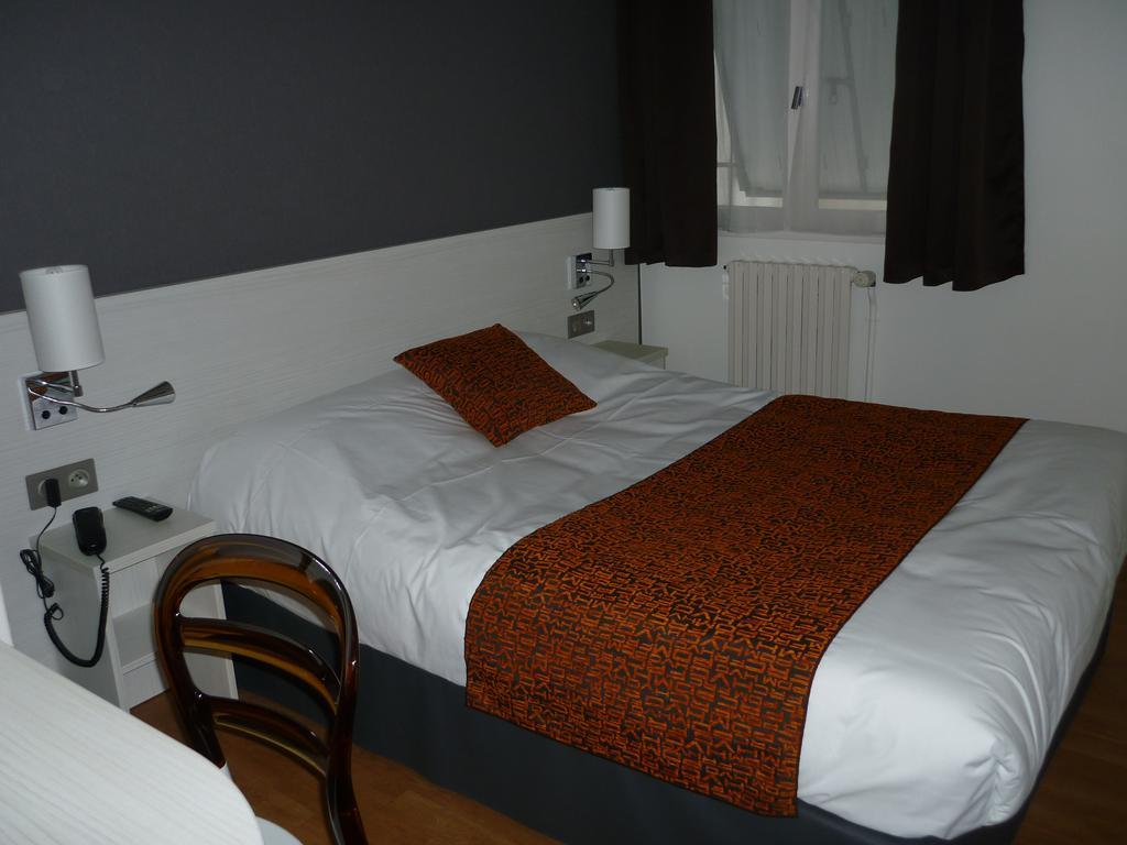 Château-Gontier Contact Hotel Du Cerf חדר תמונה